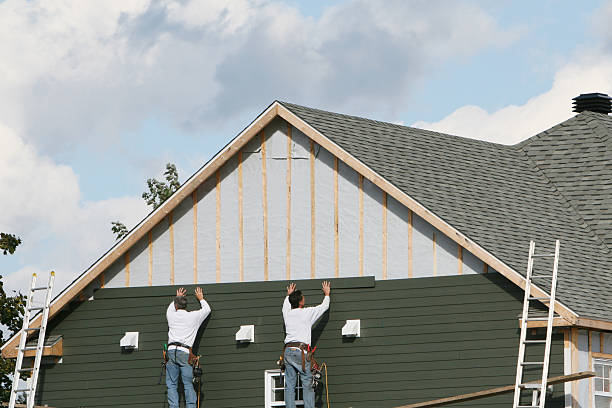 Professional Siding Installation technician working in Riverview, SC